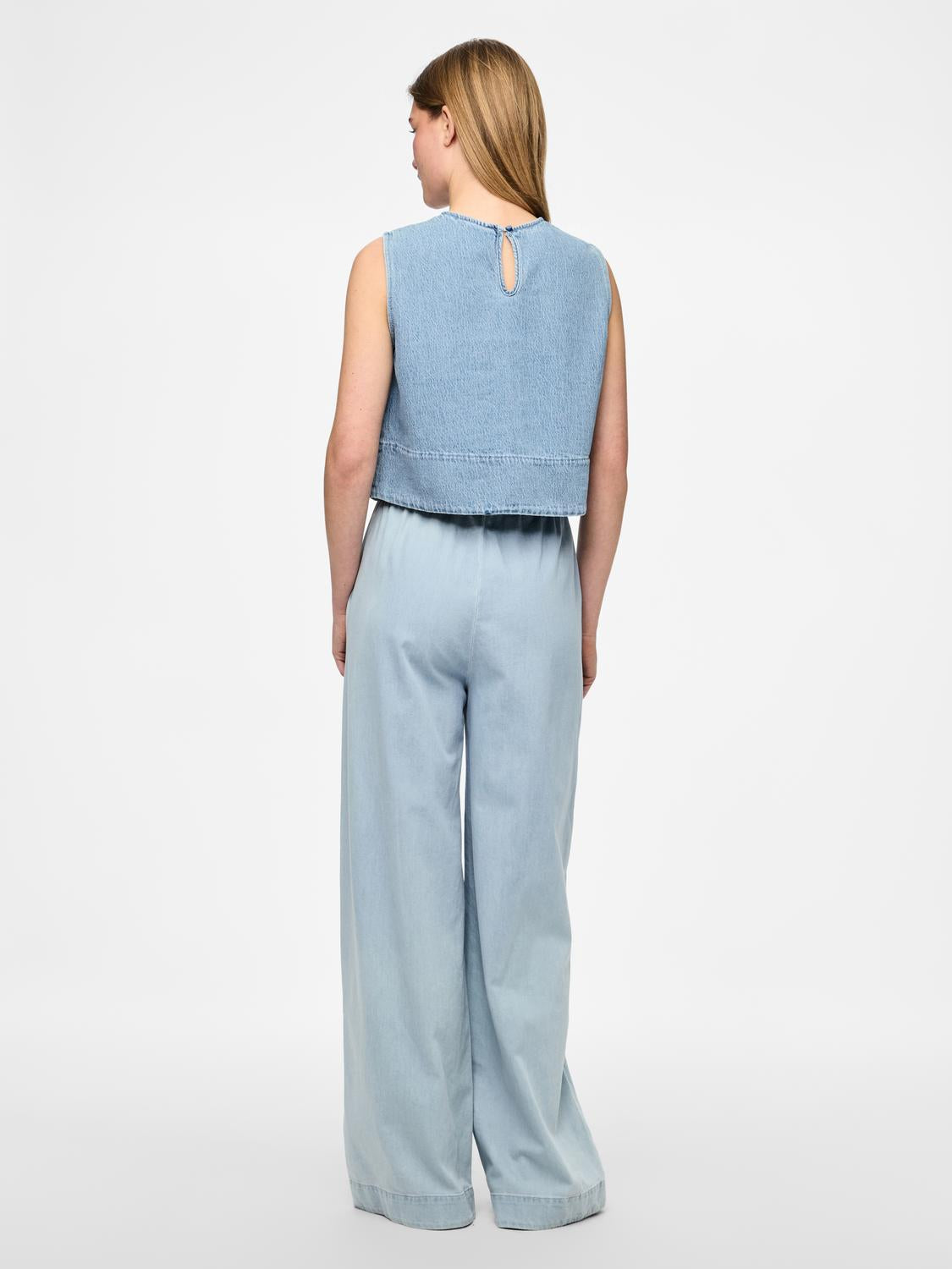 model_shot-back