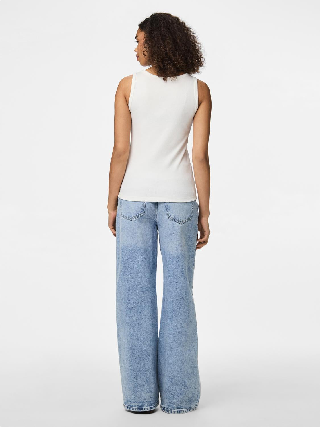 model_shot-back