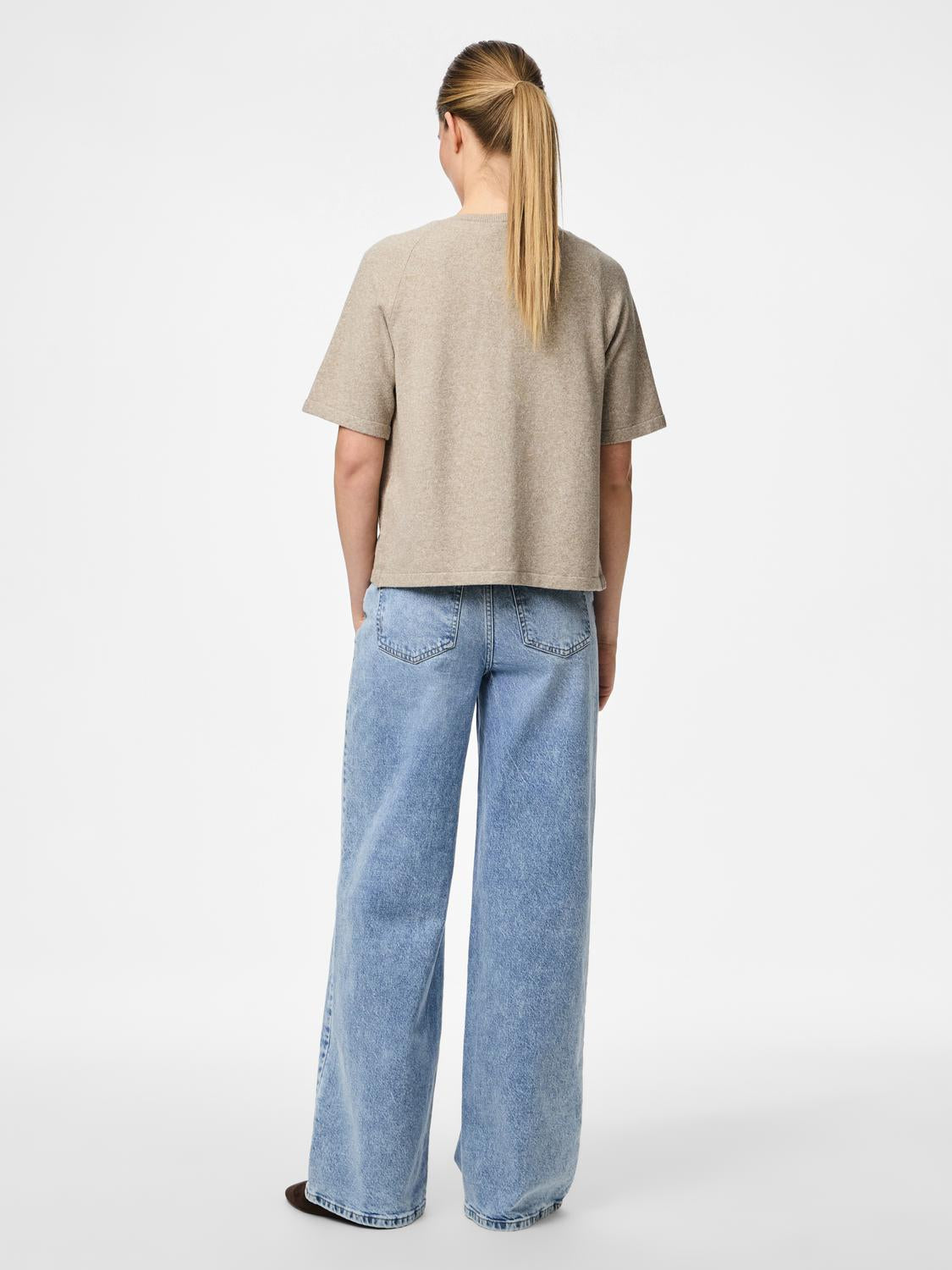 model_shot-back