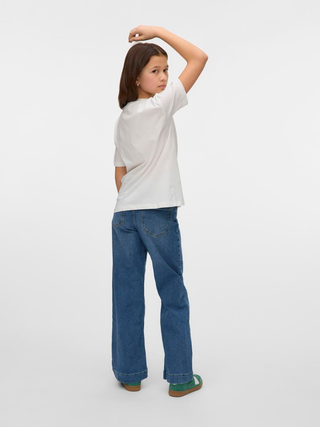 model_shot-creative