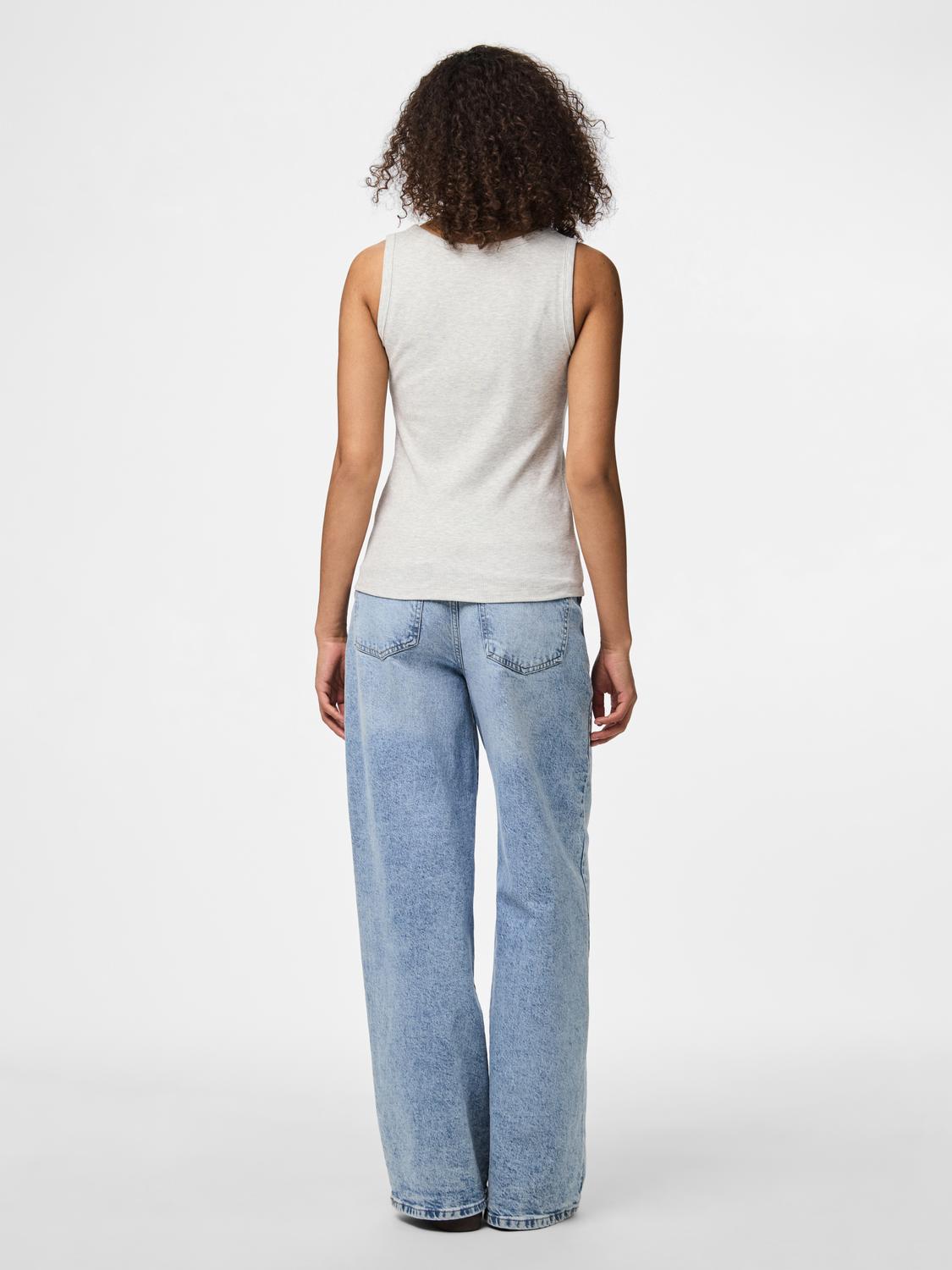 model_shot-back