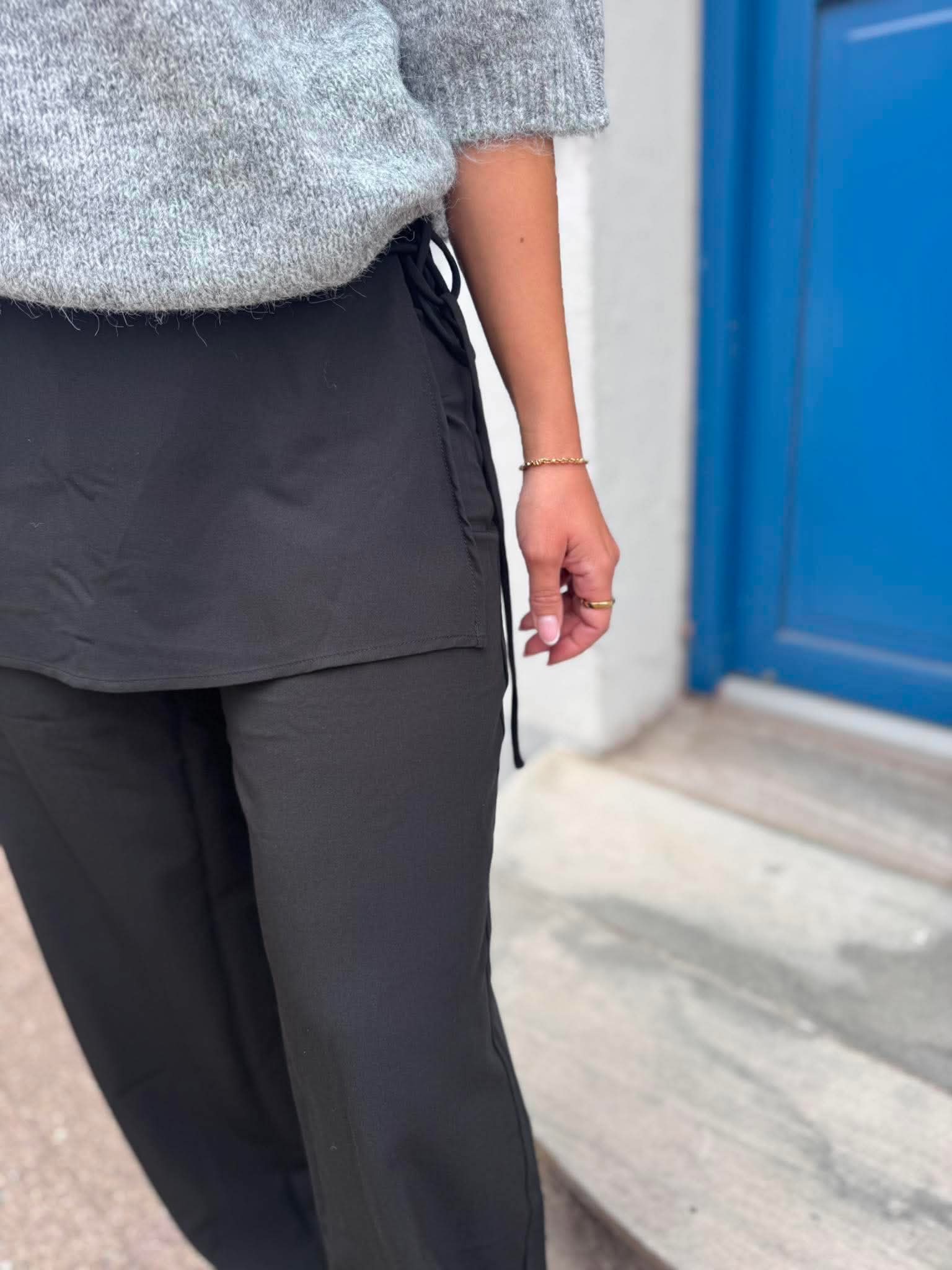 VMINGA Trousers - Black