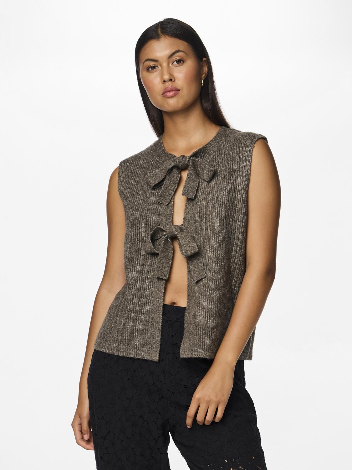 model_shot-front