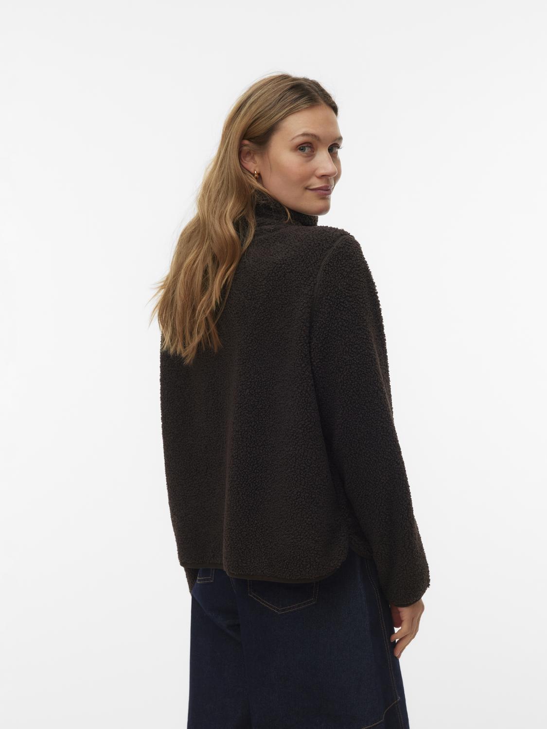 model_shot-back