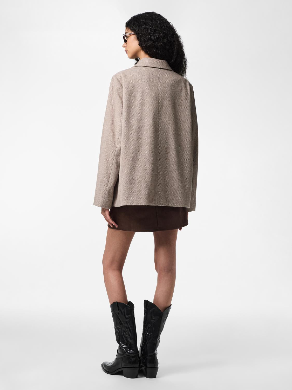 model_shot-back