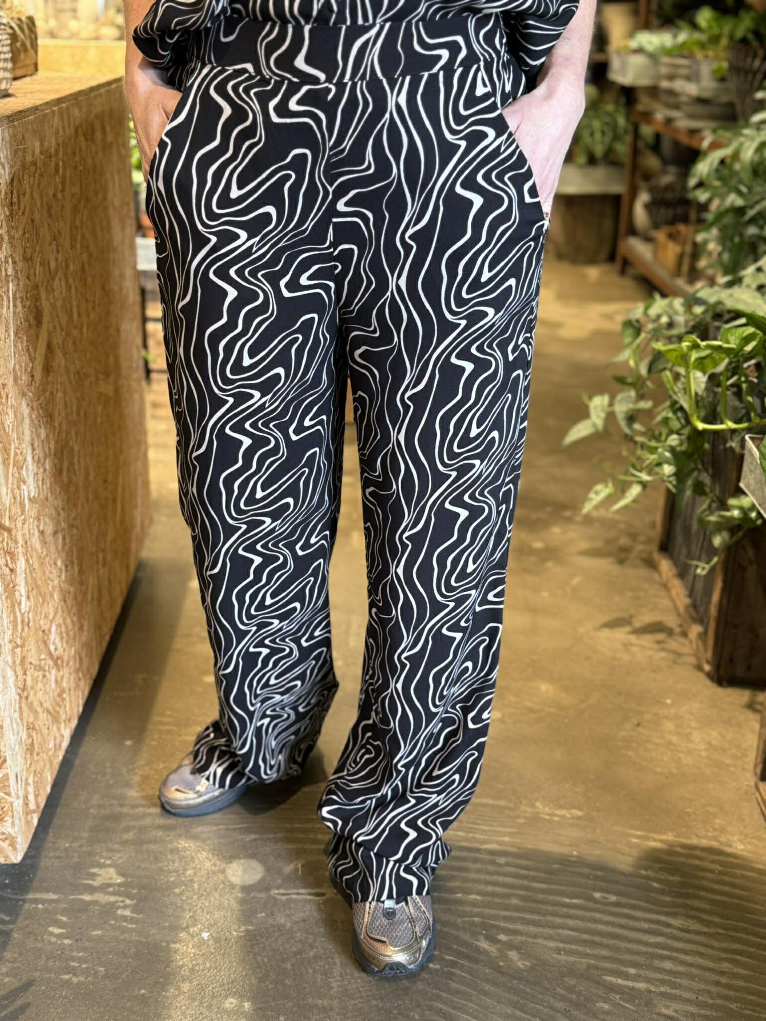 VMEASY Trousers - Black m. sand mønster
