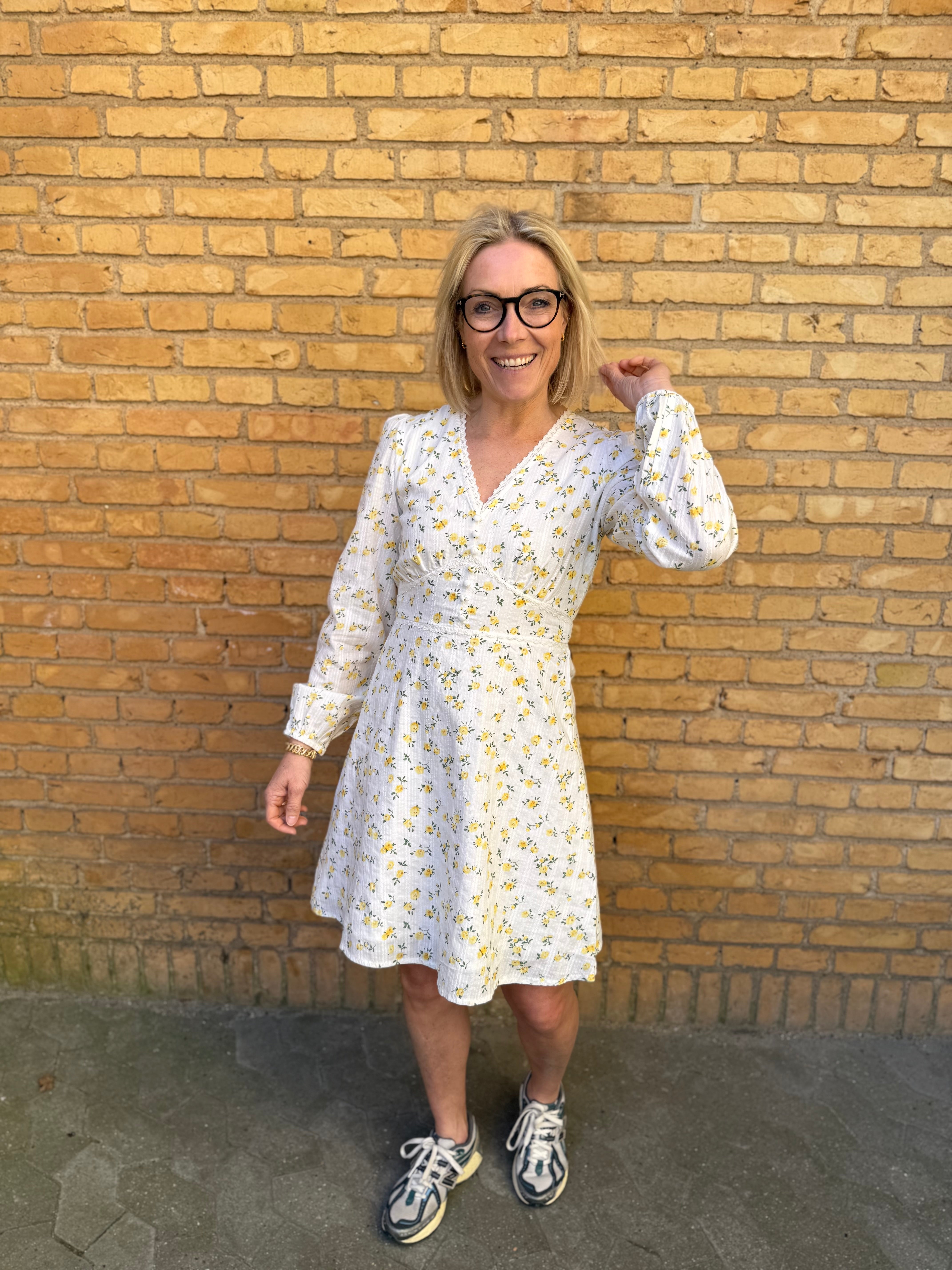 VMAYA Short Dress - Gul blomst