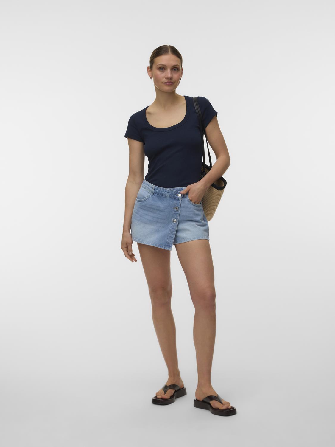 model_shot-front