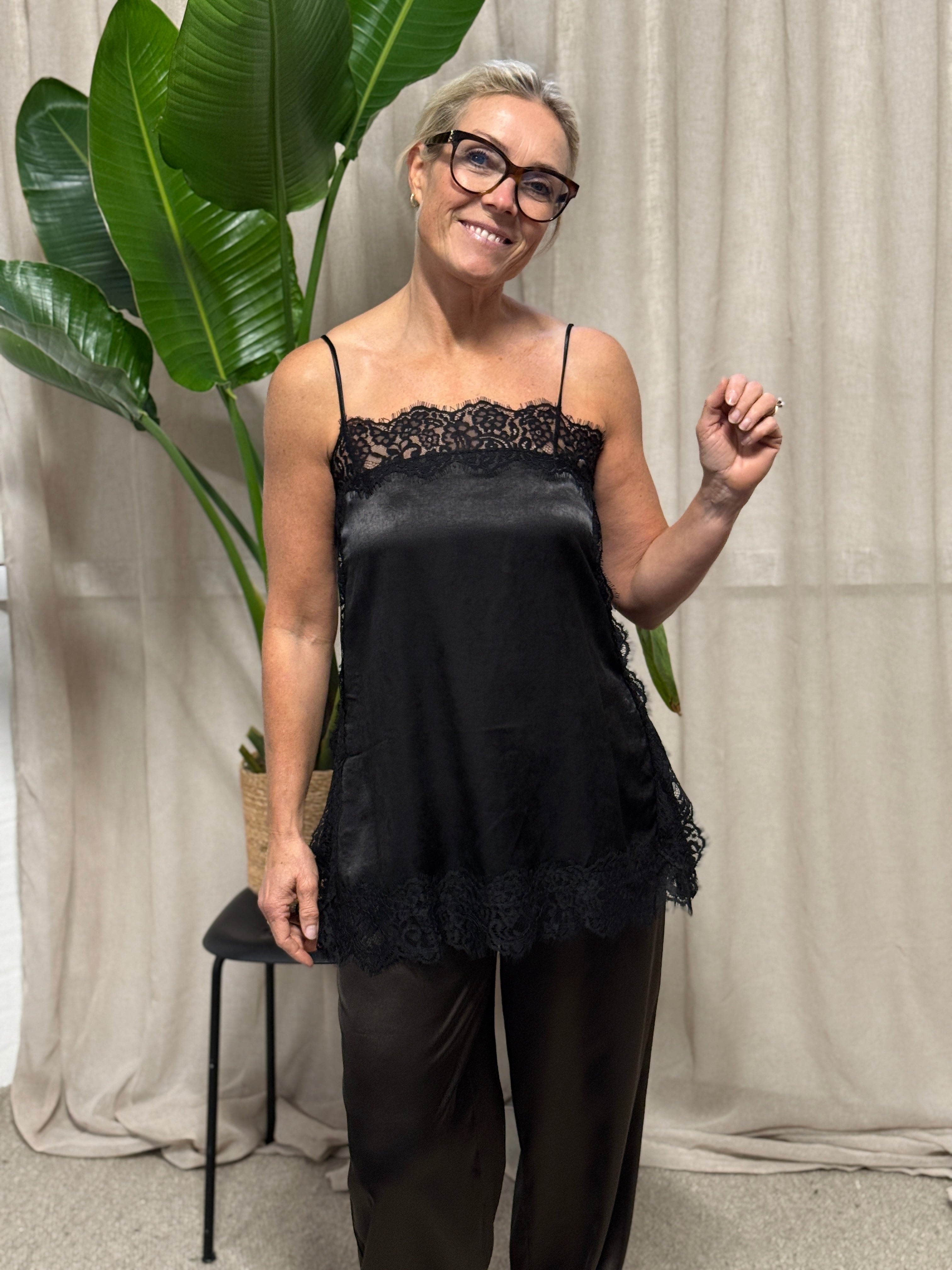 VMCHARM Top - Black