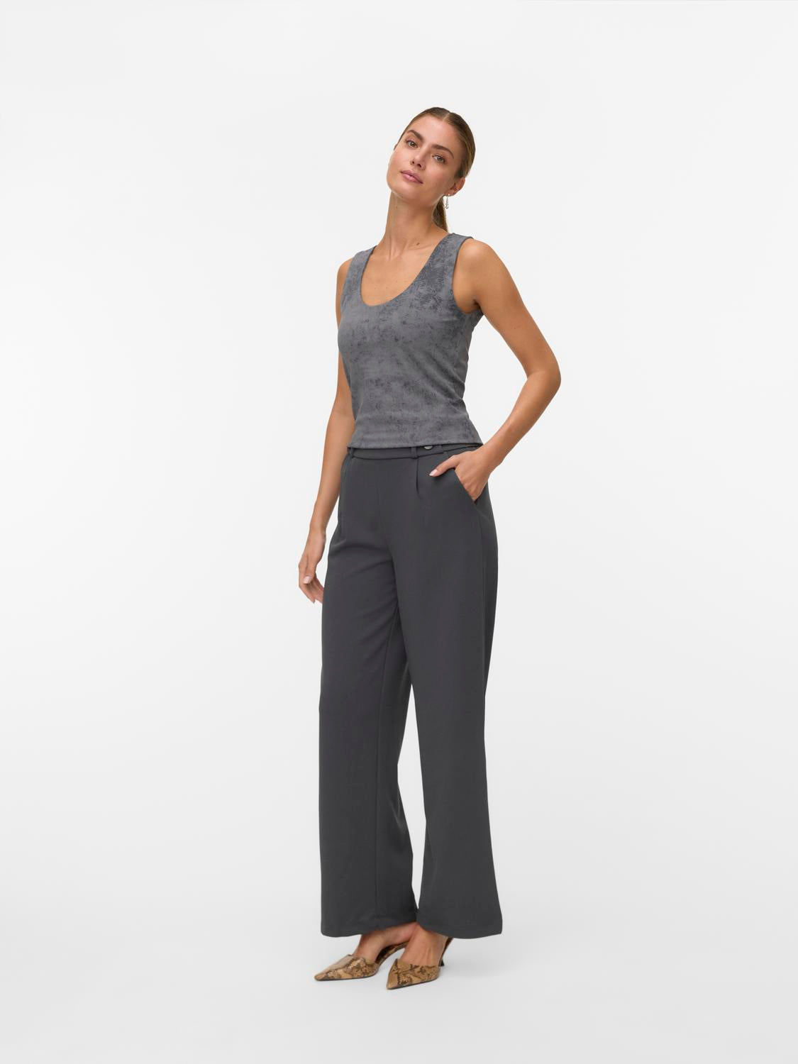 model_shot-front