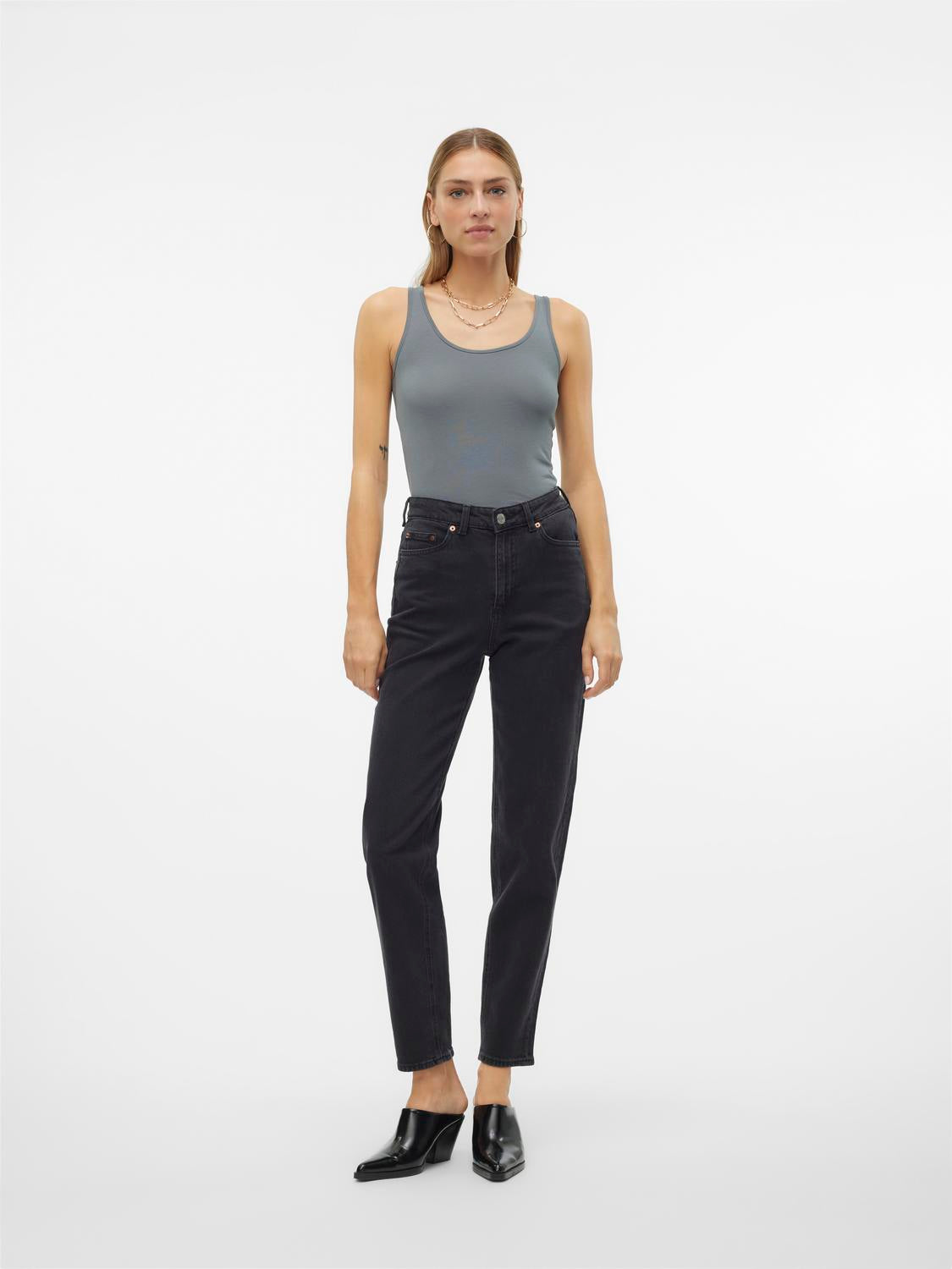 Tessa mom jeans KUN 300 kr.