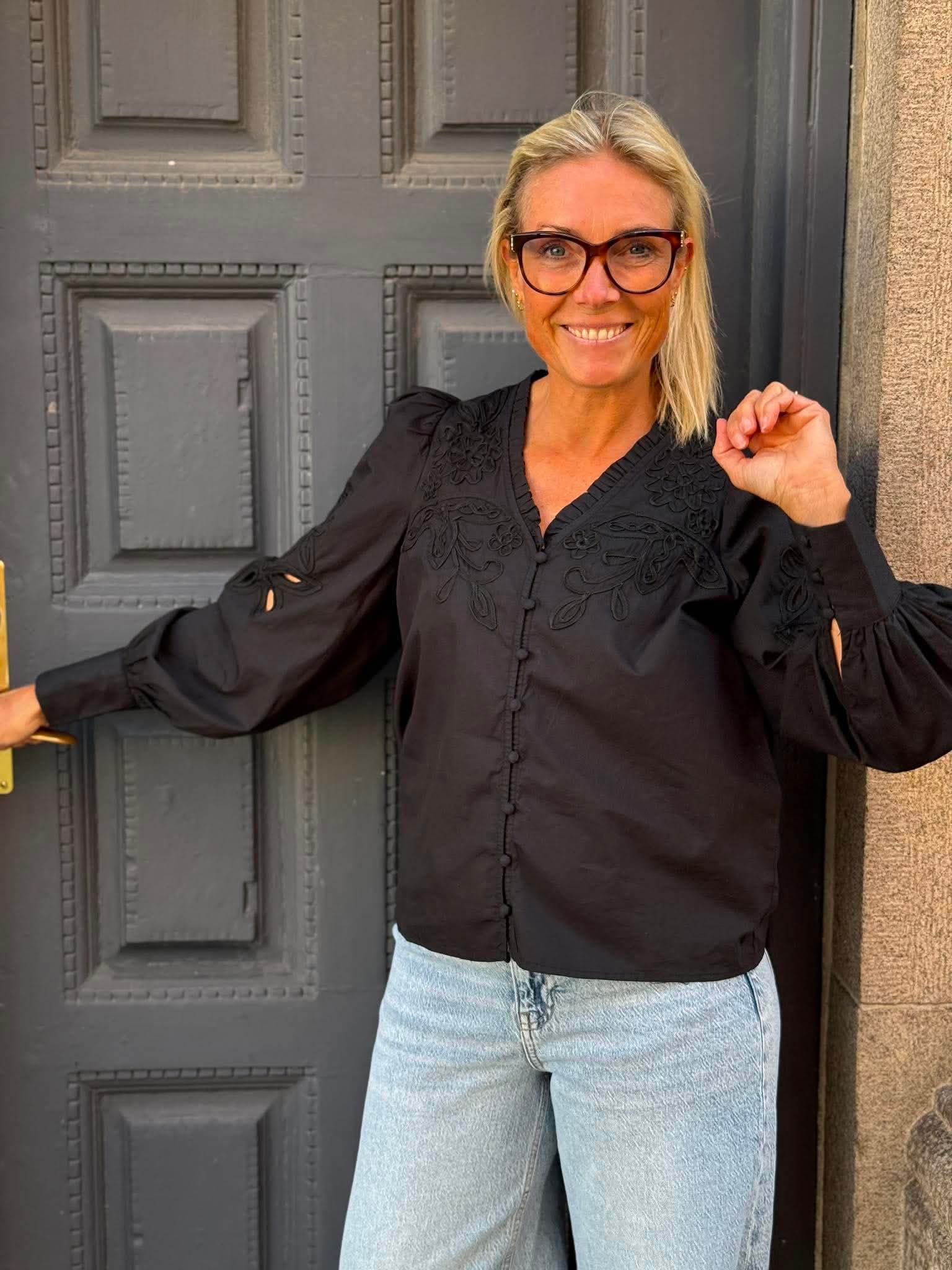 VMOLIVE Top - Black