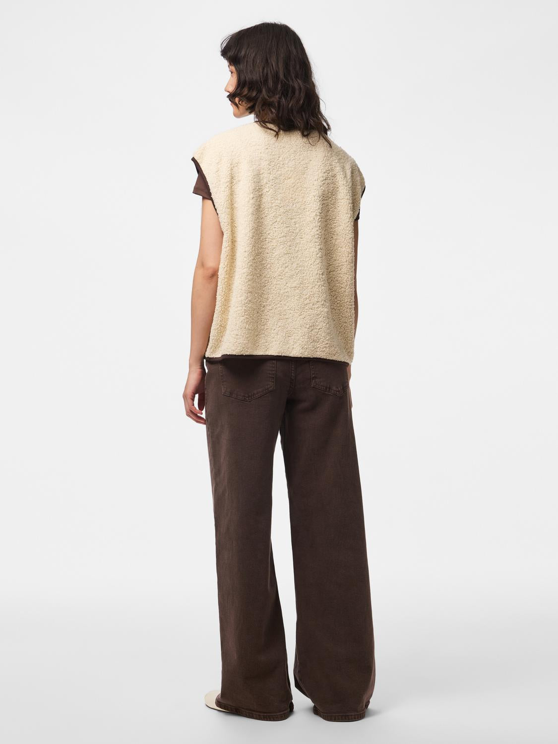 model_shot-back