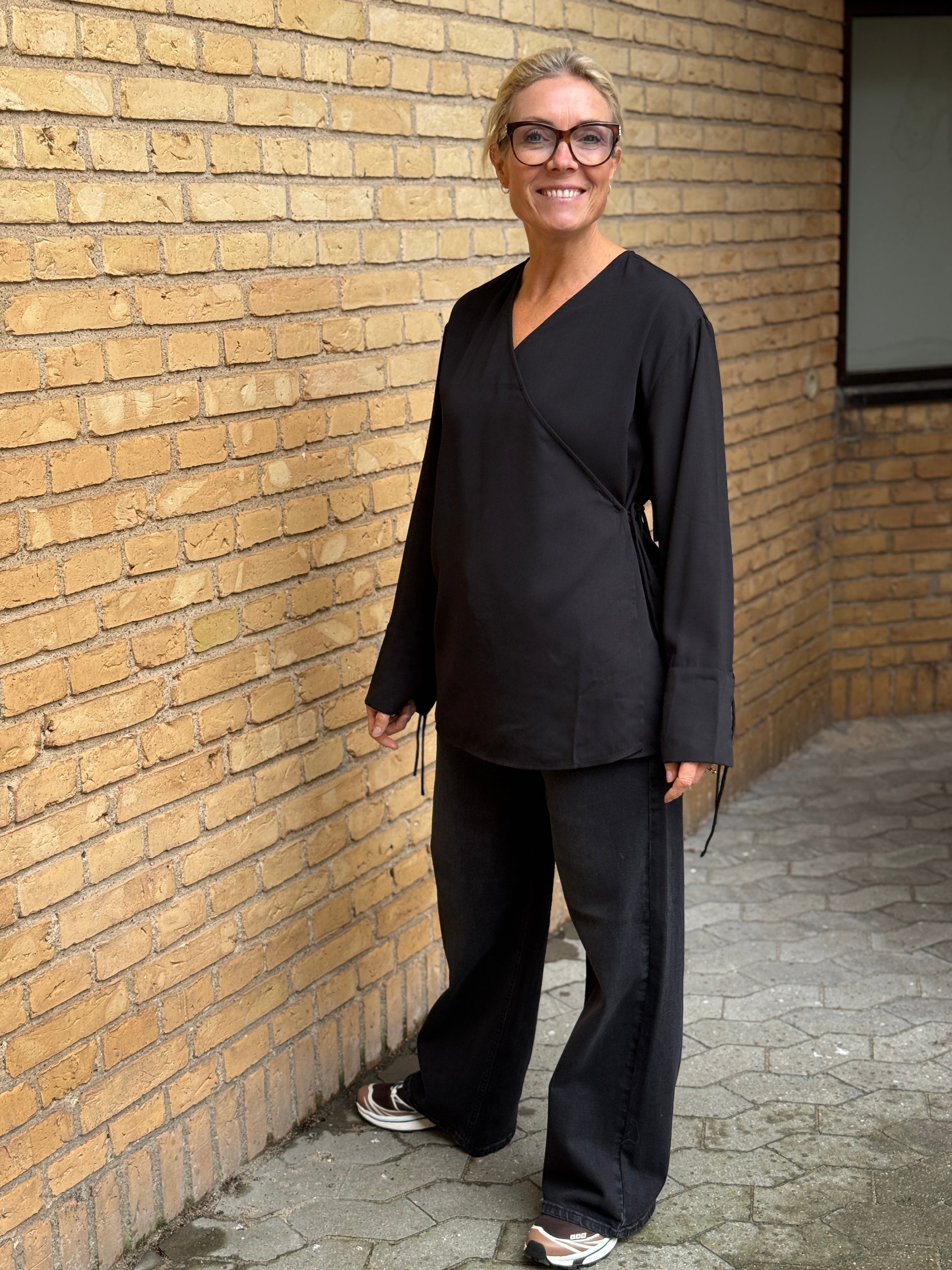 AWETTA Top - Black
