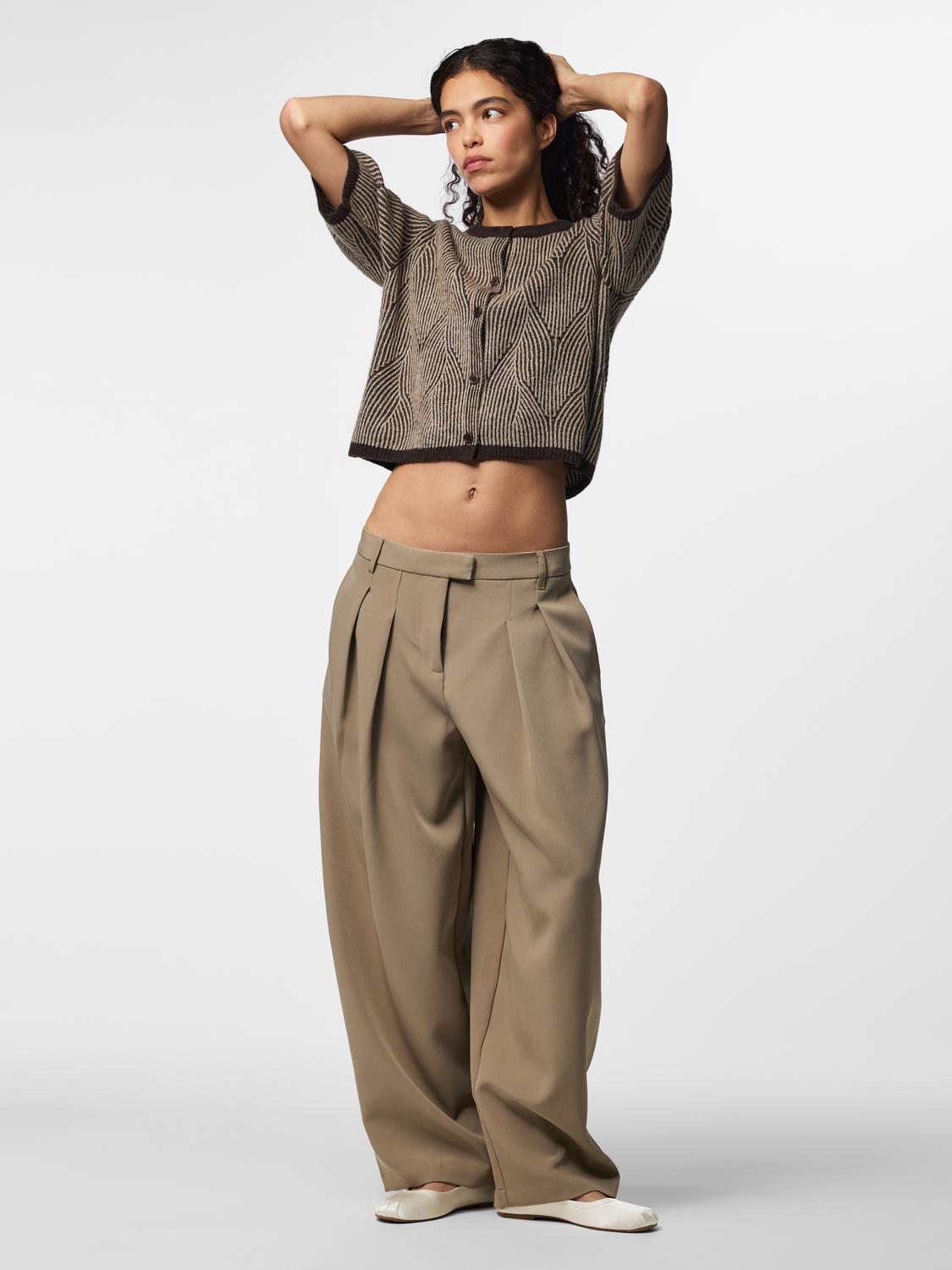 model_shot-front_full