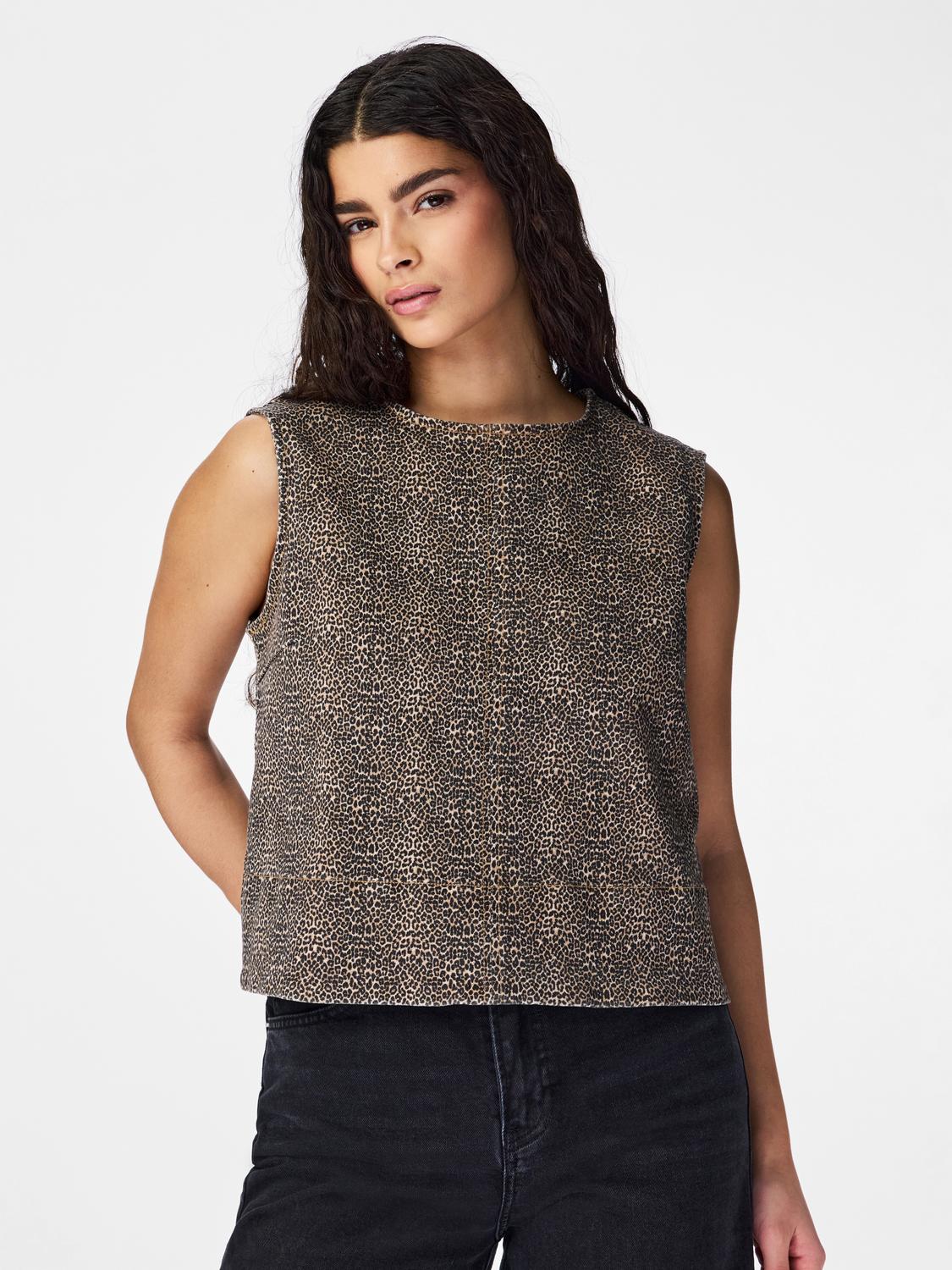 model_shot-front