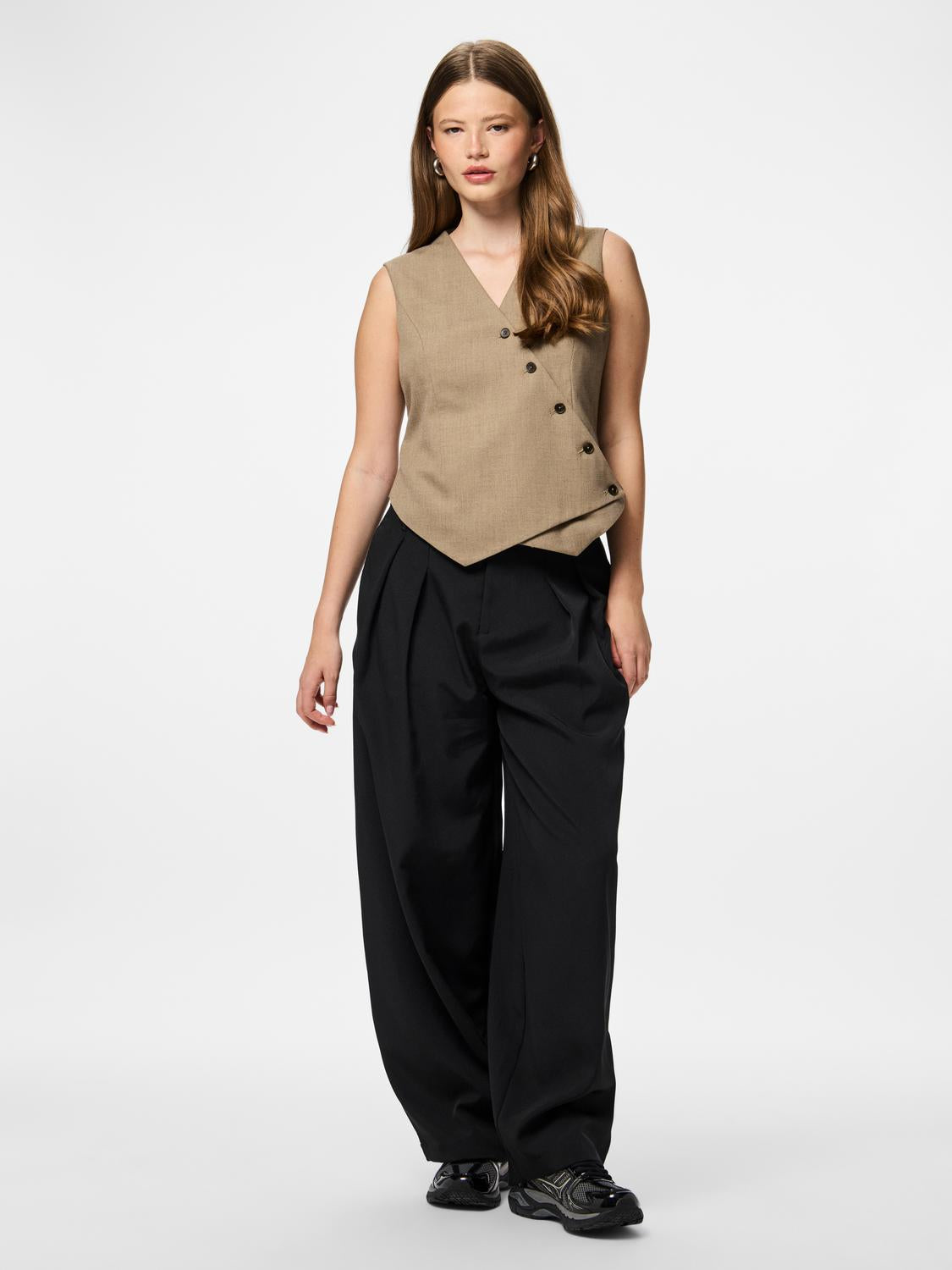 model_shot-front_full