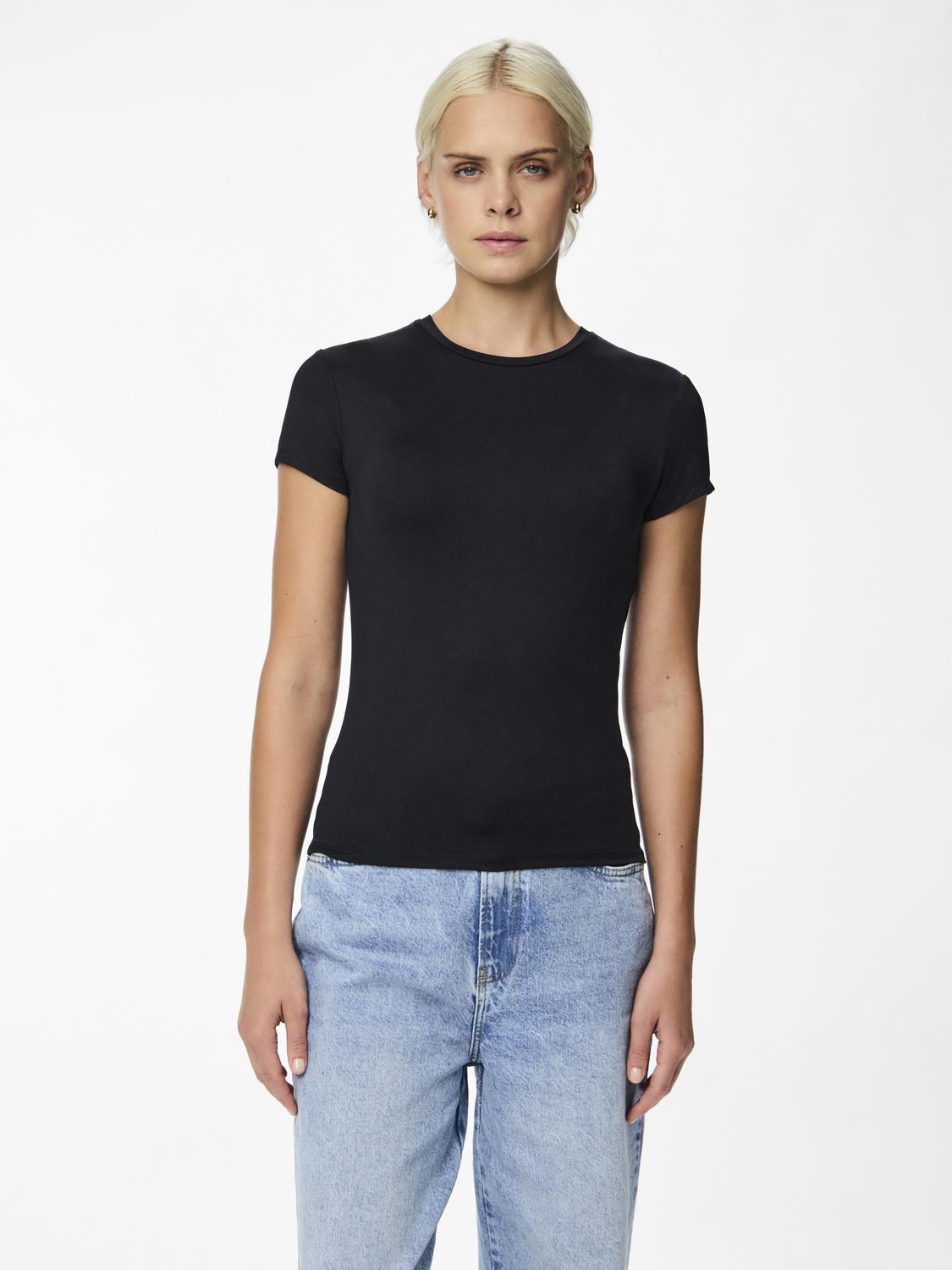 model_shot-front