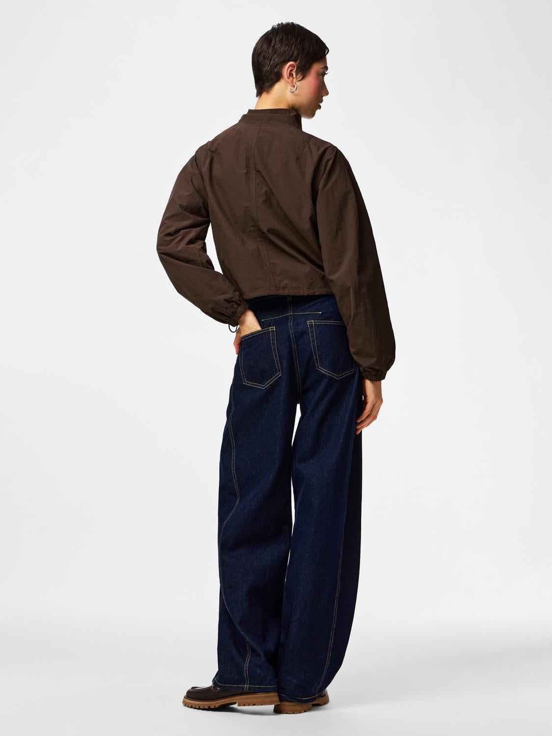 model_shot-back