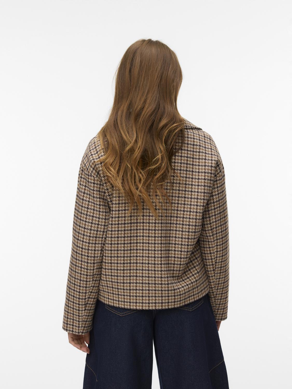 model_shot-back