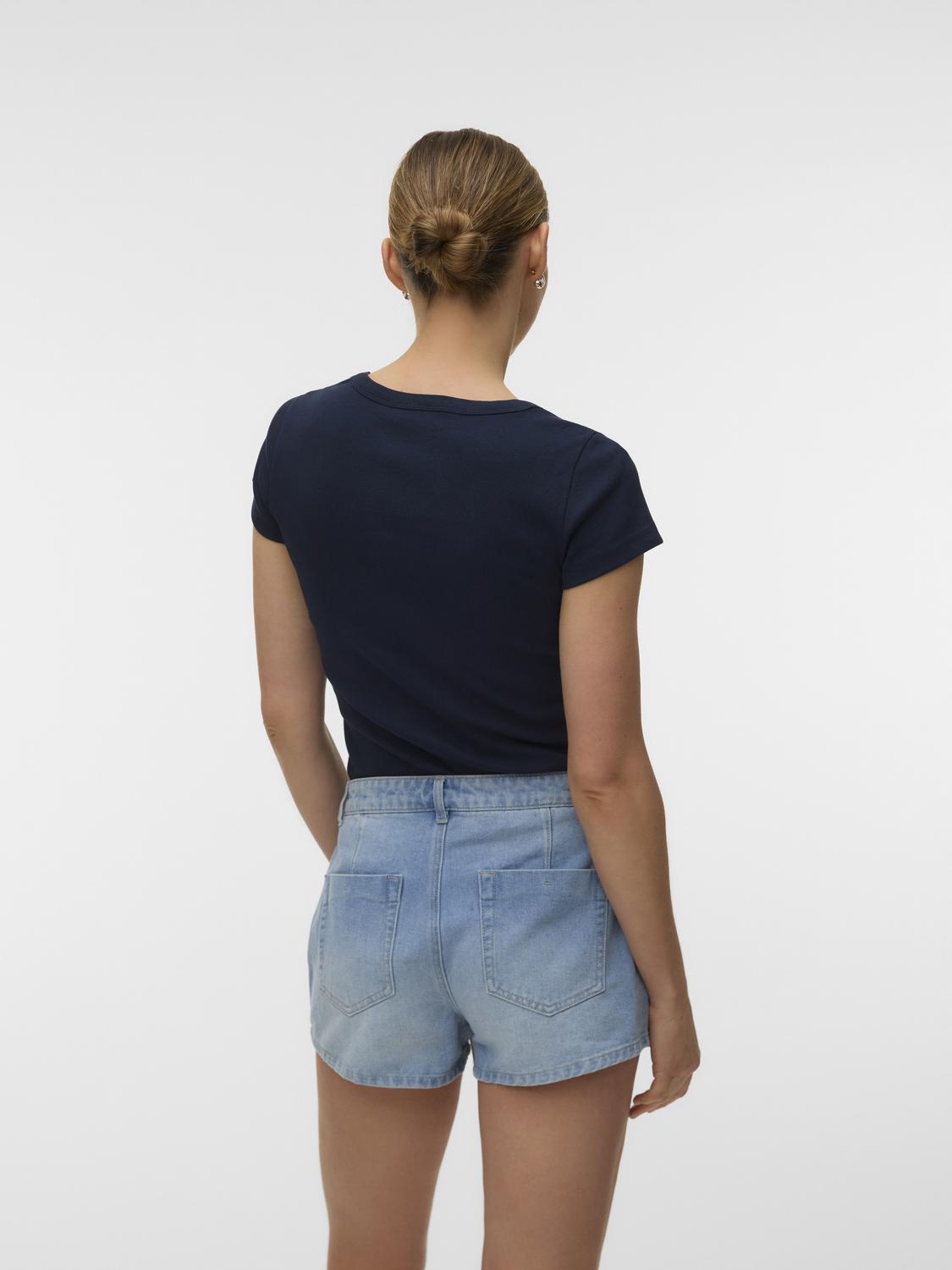 model_shot-back