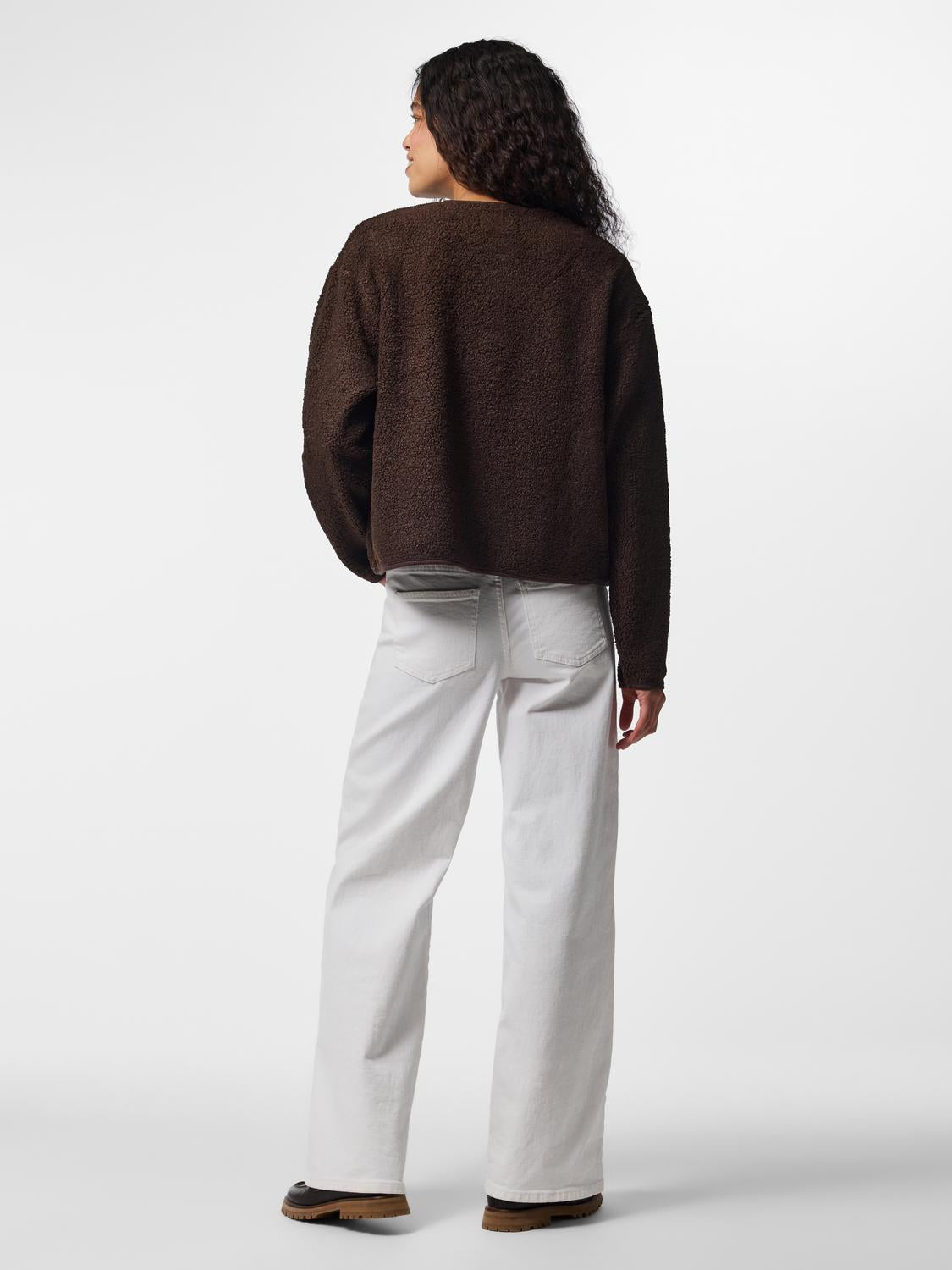 model_shot-back