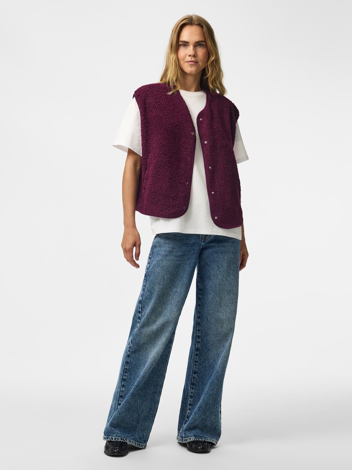 model_shot-front_full