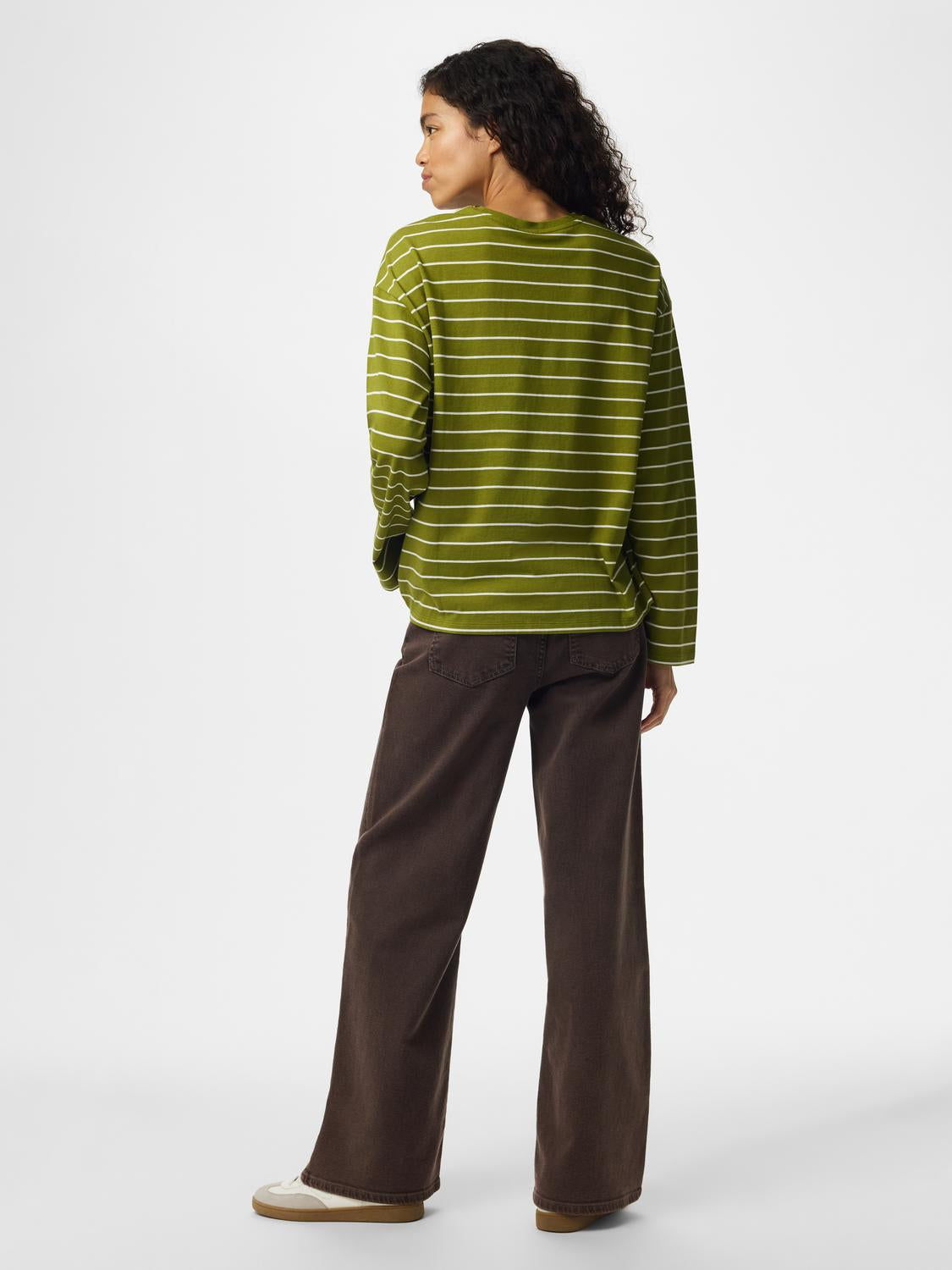 model_shot-back