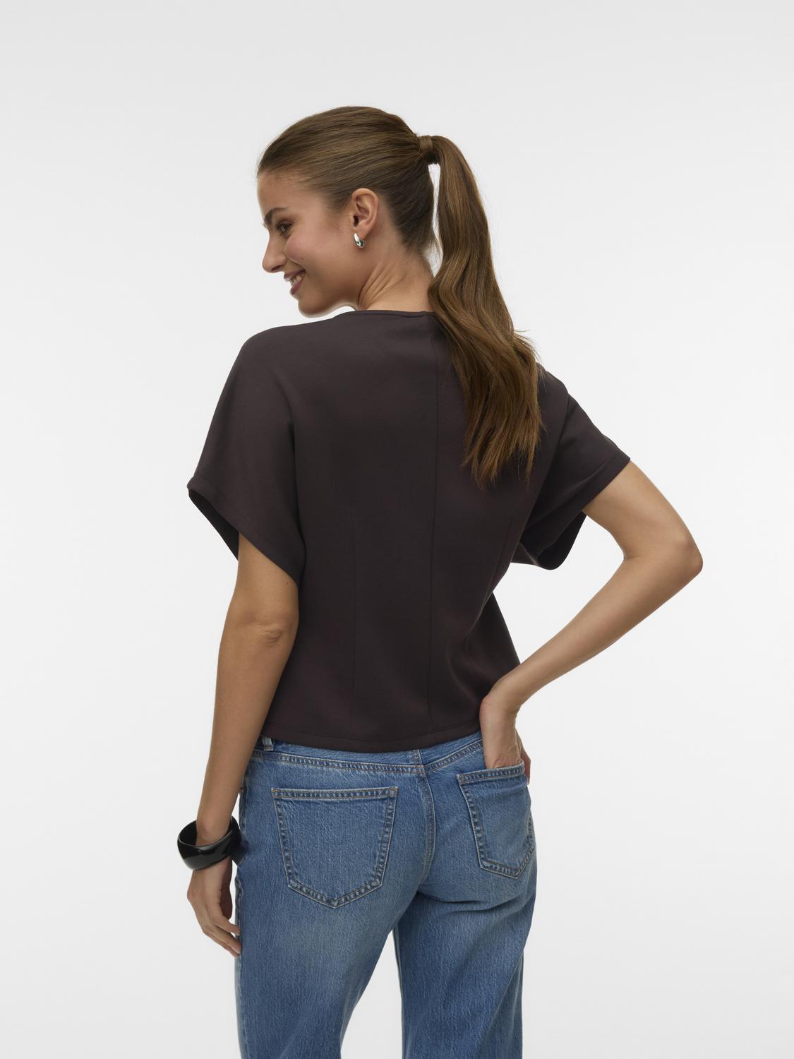 model_shot-back